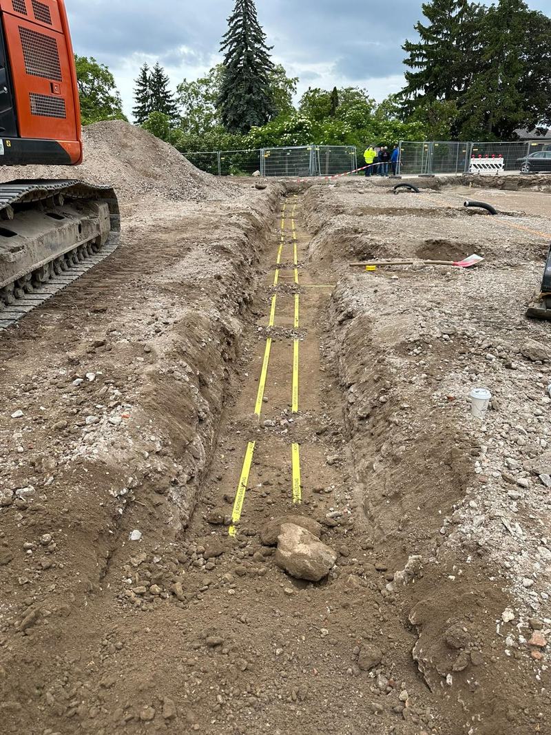 Gasleitungstrasse im Graben mit Warnbändern